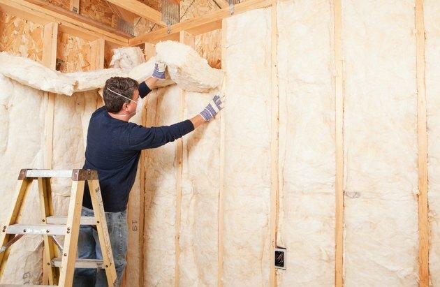 Ouvrier du bâtiment mur isolant avec fibre de verre Batt