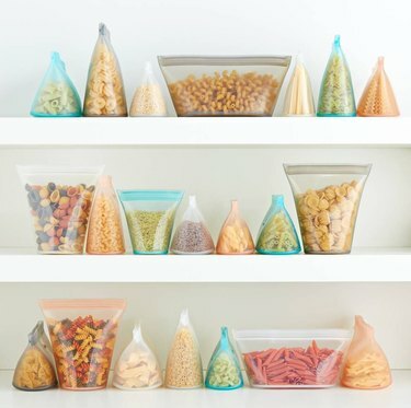 maisto laikymo maišeliai su maistu lentynose