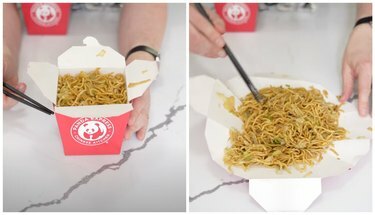 Vasemmalla kädet pitelevät Panda Express -noutoastiaa täynnä lo meinia. Oikealla kädet litistävät noutoruoka-astiaa lo meinille lautaseksi.