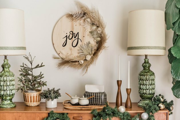 Sinal de alegria em madeira de Natal com plantas secas e decoração de meados do século