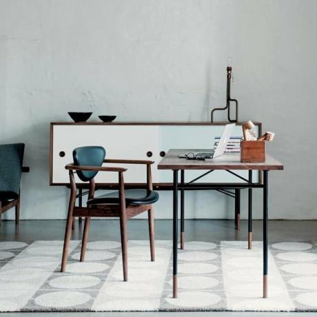 sedia e tavolo blu stile minimal scandinavo