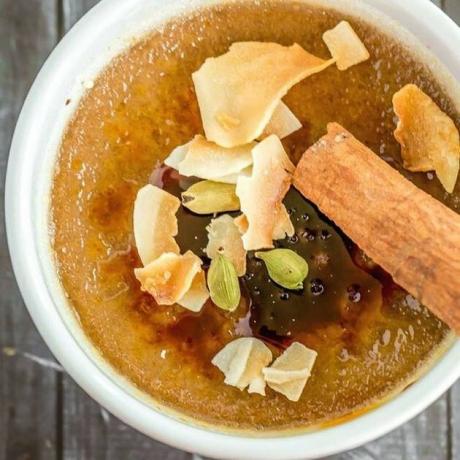 Virėjas su „Manali Masala Chai Creme Brulee“