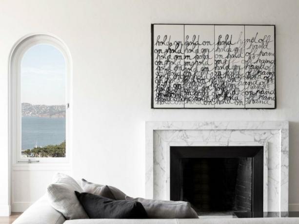minimalistisk stue med marmor pejs surround