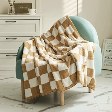 Yiruio Checkerboard Throw Blanket ، 59.95 دولارًا