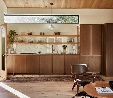 área de cocina con gabinetes de madera