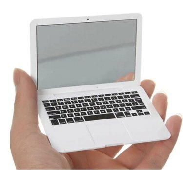mini laptop en la mano de alguien