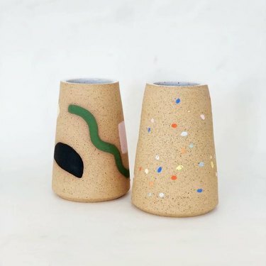duas peças de cerâmica com desenhos coloridos
