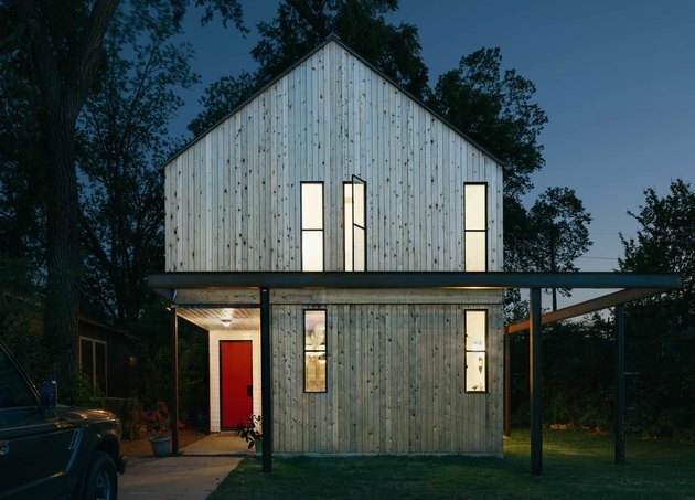 exterior da casa moderna com árvores ao fundo