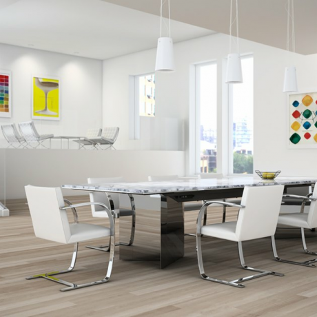 cadeira Bauhaus branca em mesa de jantar cromada