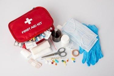 Kit di pronto soccorso completo su sfondo bianco