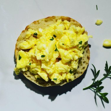 In de magnetron gebakken roerei op een Engelse muffin