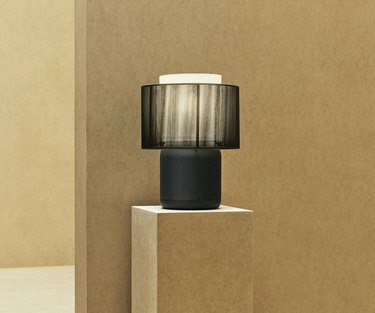 crna stolna lampa IKEA symfonisk na postolju